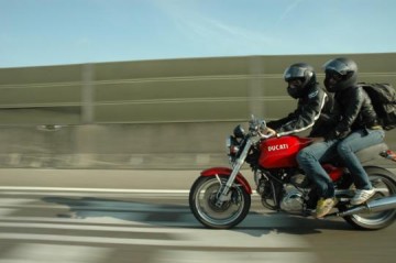 Ve�culo bate contra moto em Adamantina