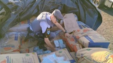 Pol�cia Rodovi�ria apreende tabletes de coca�na em meio a carga de amido de milho na SP-270 em Palmital