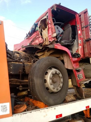 Batida traseira entre caminh�es mata motorista na SP-284, em Rancharia