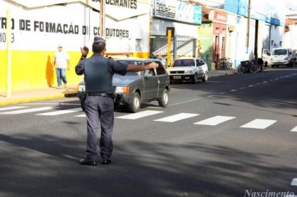 Polcia Militar orienta motoristas na primeira semana de mudanas no trnsito (foto: Cristiano Nascimento - cedida)