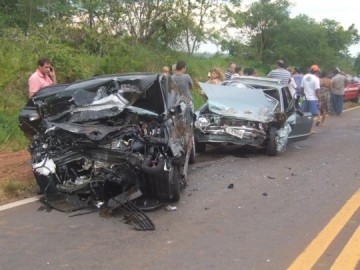 Colis�o envolvendo tr�s ve�culos provoca a morte de duas pessoas na SP 294 em Tupi Paulista