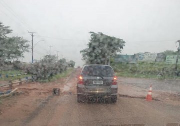Entrada da cidade: chuva abre valeta na Pedro Ciciliatti