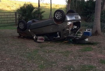 Carro de Osvaldo Cruz capota em Luc�lia