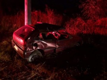 Homem morre ao ser lan�ado para fora de ve�culo em capotamento em Ara�atuba