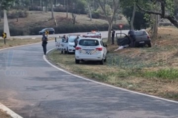 Tr�s pessoas tentam fugir de abordagem na SP-294 em Tup� sofrem acidente e acabam presos
