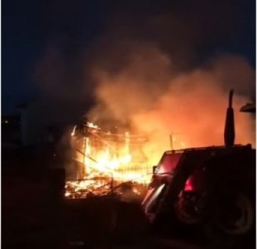 VDEO: Incndio destri casa de madeira em Parapu