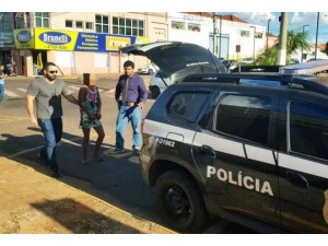 Mulher  presa suspeita de tentar matar idoso com mais de 10 facadas para roubar botijo de gs