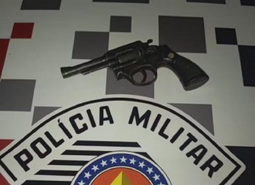 Jovem morre ap�s ser atingido por cinco disparos de arma de fogo, em Junqueir�polis