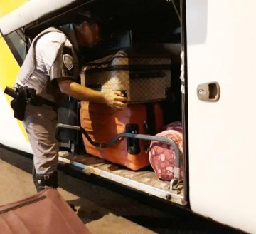 Bolivianos s�o presos por transportar coca�na engomada no tecido de roupas