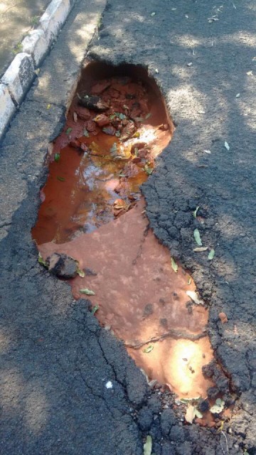 Danos em asfalto geram reclamaes no Santa Tereza