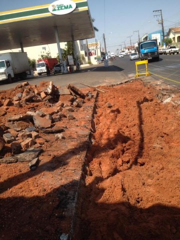 Prefeitura investe em 'sarjet�o' na Dr Miranda do Felipe Carmona