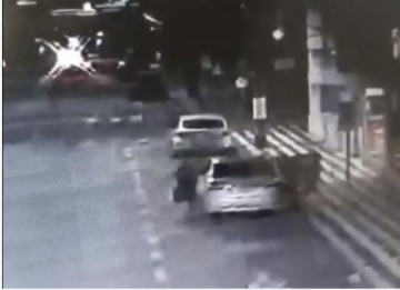 VDEO: Dupla rouba Corolla no centro de Osvaldo Cruz