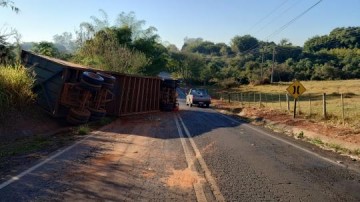 Acidente entre carretas interdita vicinal entre Bastos e Tup�