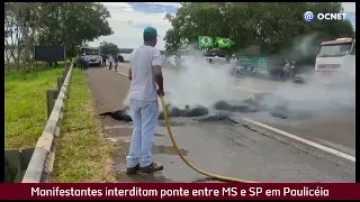 V�DEO: Manifestantes fecham a ponte em Paulic�ia entre os estados de S�o Paulo e Mato Grosso do Sul