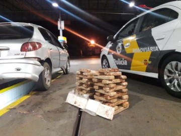 Fiscaliza��o encontra mais de 40 quilos de coca�na e maconha em fundo falso de ve�culo e prende 4 pessoas