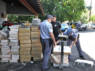 Pol�cia apreende carreta transportando 1.863 quilos de maconha