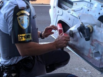Fiscaliza��o encontra tabletes de maconha escondidos em lataria de carro abordado em Regente Feij�