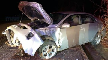 Casal fica ferido em acidente entre carro e caminh�o na SP-425 em Rin�polis