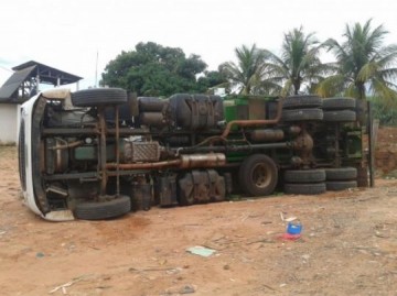 Caminh�o de recicl�veis tomba depois de carregar em Osvaldo Cruz