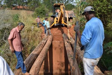 Prefeituras de Osvaldo Cruz e Parapu� fazem parcerias para recupera��o de pontes na zona rural