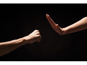 Homem � preso por viol�ncia dom�stica ap�s agredir companheira com cabe�ada e amea��-la com faca em Osvaldo Cruz