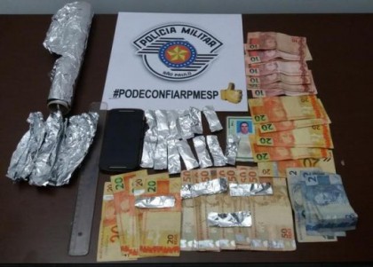 Foram apreendidos dinheiro e materiais para embalar as drogas (Foto: Polcia Militar/Divulgao)
