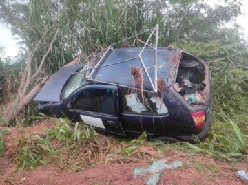 Homem tem ferimentos graves ap�s capotar carro na vicinal de Sagres