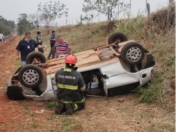 Carro capota e deixa casal ferido na Rodovia Comandante Jo�o Ribeiro de Barros, em Sagres