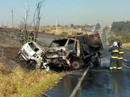 Motoristas dos dois ve�culos conseguiram sair e foram socorridos (Foto: Murilo Zara/Cedida) 