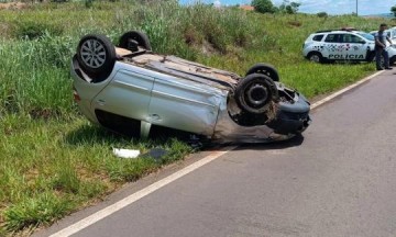 Irm�s de 66 e 64 anos ficam feridas ao capotar carro na Rodovia J�lio Budiski, em Flora Rica