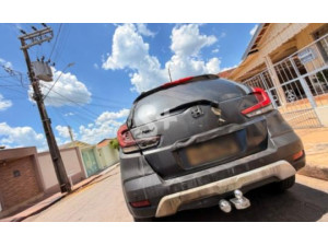 Transformador explode e atinge carro em Adamantina