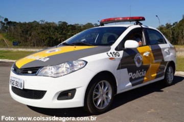 Jovem capota carro em Luc�lia