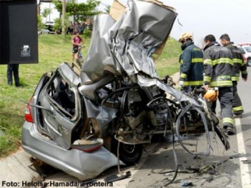 Batida entre carro e caminh�o termina em morte na Raposo Tavares
