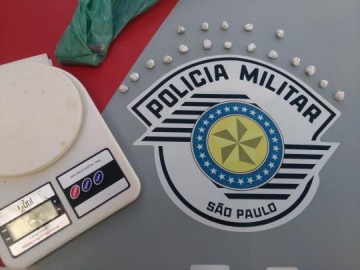 Pol�cia Militar prende traficante enterrando balan�a de precis�o e coca�na na Vila Esperan�a