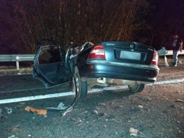 Batida entre carro e �nibus de estudantes deixa uma pessoa morta e v�rias feridas na SP-270