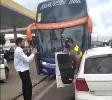 Fiscaliza��o da Artesp a �nibus de transporte de passageiros vai parar na pol�cia em Presidente Prudente