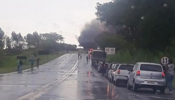 V�deo: Adamantina - Caminh�o pega fogo pr�ximo ao bairro Lagoa Seca