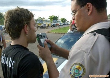 Pol�cia apreende jovem b�bado ao volante em Osvaldo Cruz