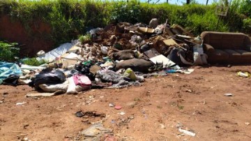 Moradores reclamam de lixo na estrada entre o bairro Alberto Lang e a Granol