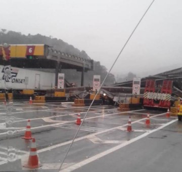 Carreta derruba parte de ped�gio em Caieiras (SP) e rodovia dos Bandeirantes � interditada por duas horas