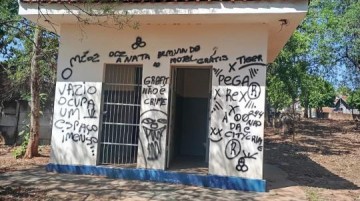 Vandalismo no Parque do Povo: sanit�rios s�o alvo de picha��es em Osvaldo Cruz