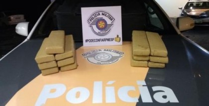 Pol�cia Militar Rodovi�ria localizou 13 tabletes de maconha durante a abordagem (Foto: Pol�cia Militar/cedida)