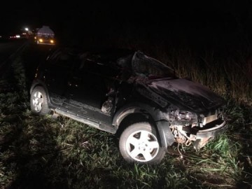 M�e e filho ficam feridos em acidente entre carro e caminh�o em Junqueir�polis