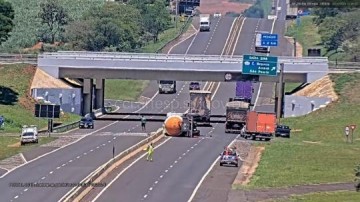 Motorista morre ap�s carreta carregada de g�s l�quido tombar em Ourinhos