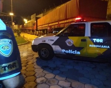 Pol�cia Rodovi�ria apreende 58 pneus sem nota fiscal em caminh�es em Pirapozinho