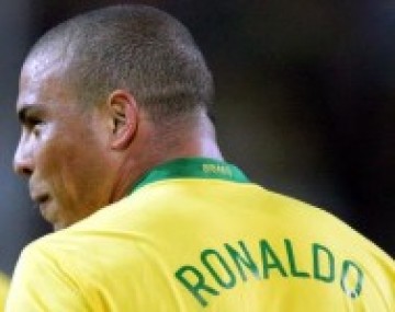 Ronaldo faz fisioterapia, mas deve jogar contra o Fluminense