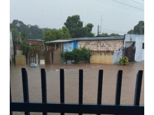 Lixo espalhado em rua pode ter sido causa de alagamento breve na Vila Esperan�a