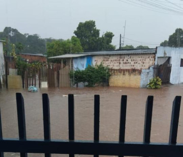 Lixo espalhado em rua pode ter sido causa de alagamento breve na Vila Esperan�a