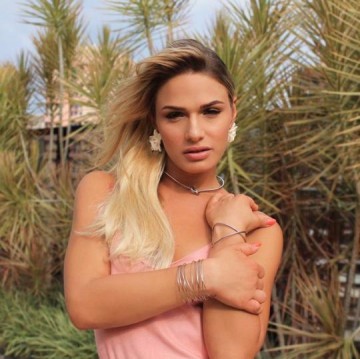 Atriz Glamour Garcia � acusada pelo ex de agress�o e presta depoimento em delegacia no interior de SP