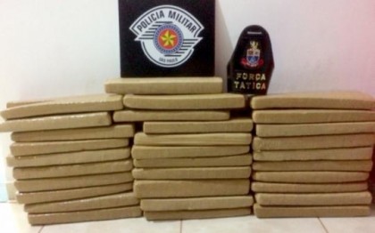 Pol�cia Militar prende traficantes e apreende 61 tijolos de maconha, que pesaram 75,226 quilos (Foto: Cedida/PM)